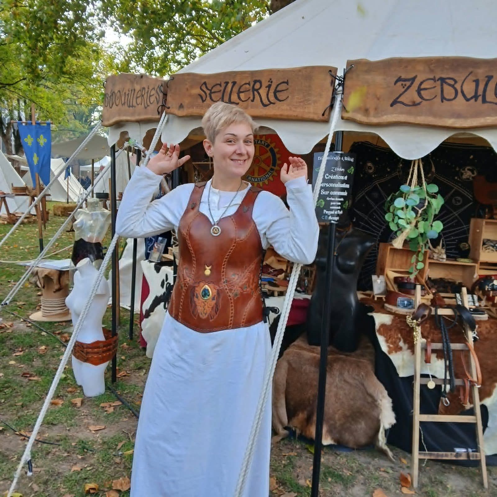 La créatrice en corselet de cuir devant la tente Sellerie Zébulon