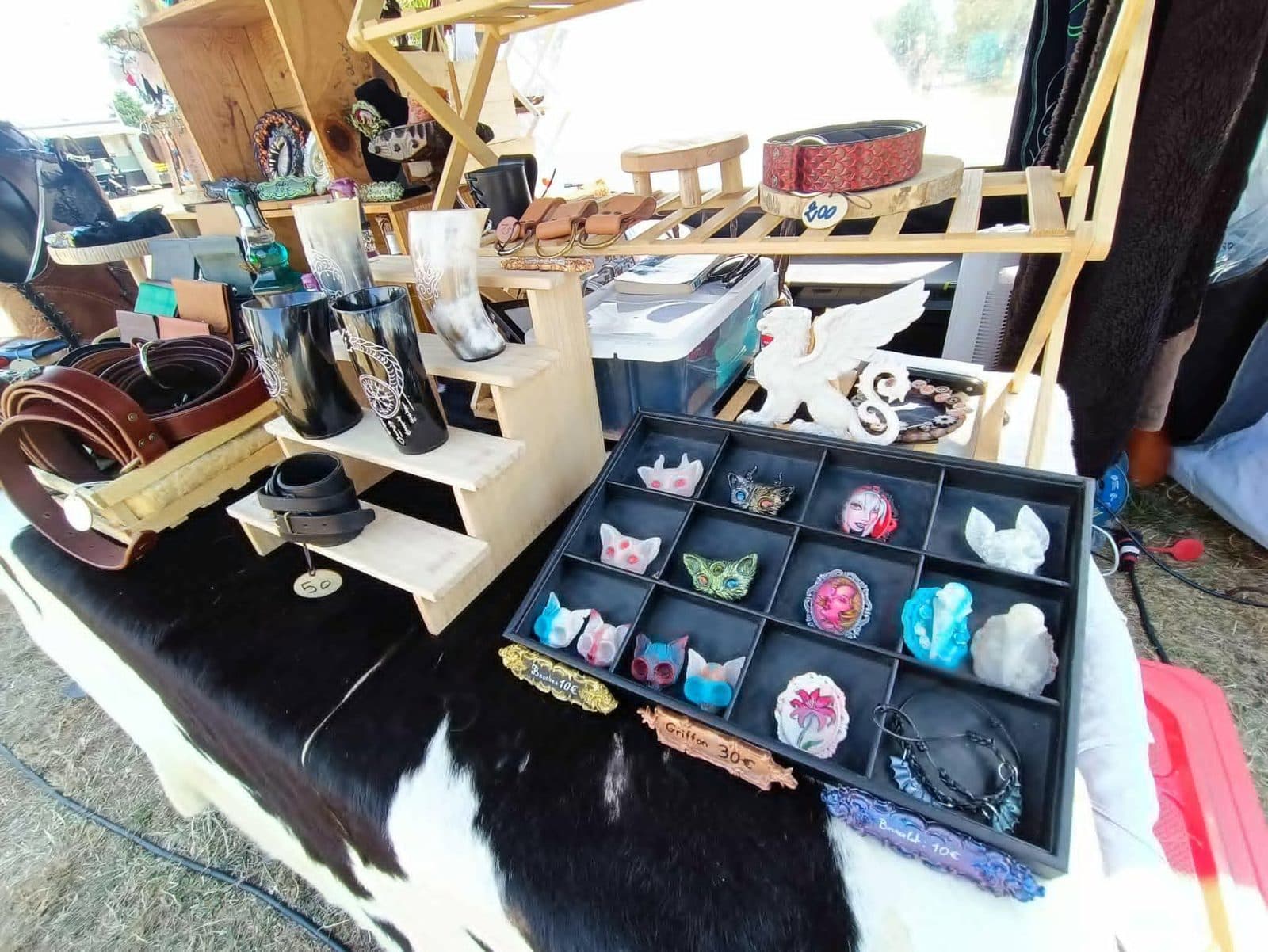 Détail du stand : ceintures et créations