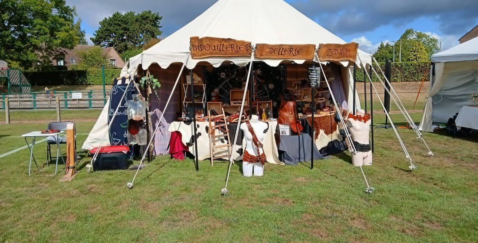La tente médiévale de Zébulon en plein air